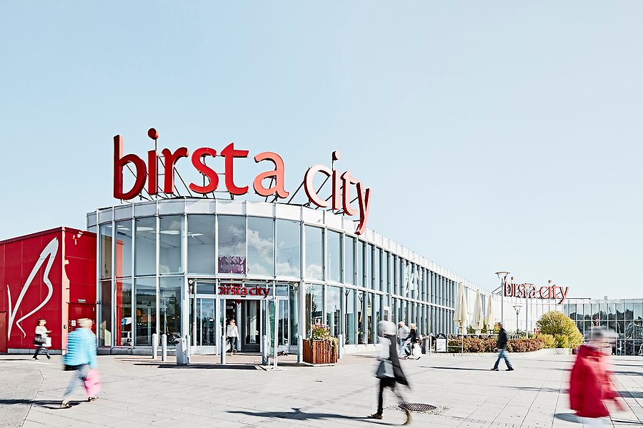 Bild av byggnaden Birsta city med glasfasad. På taket av byggnaden är det stora röda bokstäver som bildar ordet Birsta City. Fotograf: Peter Brinch