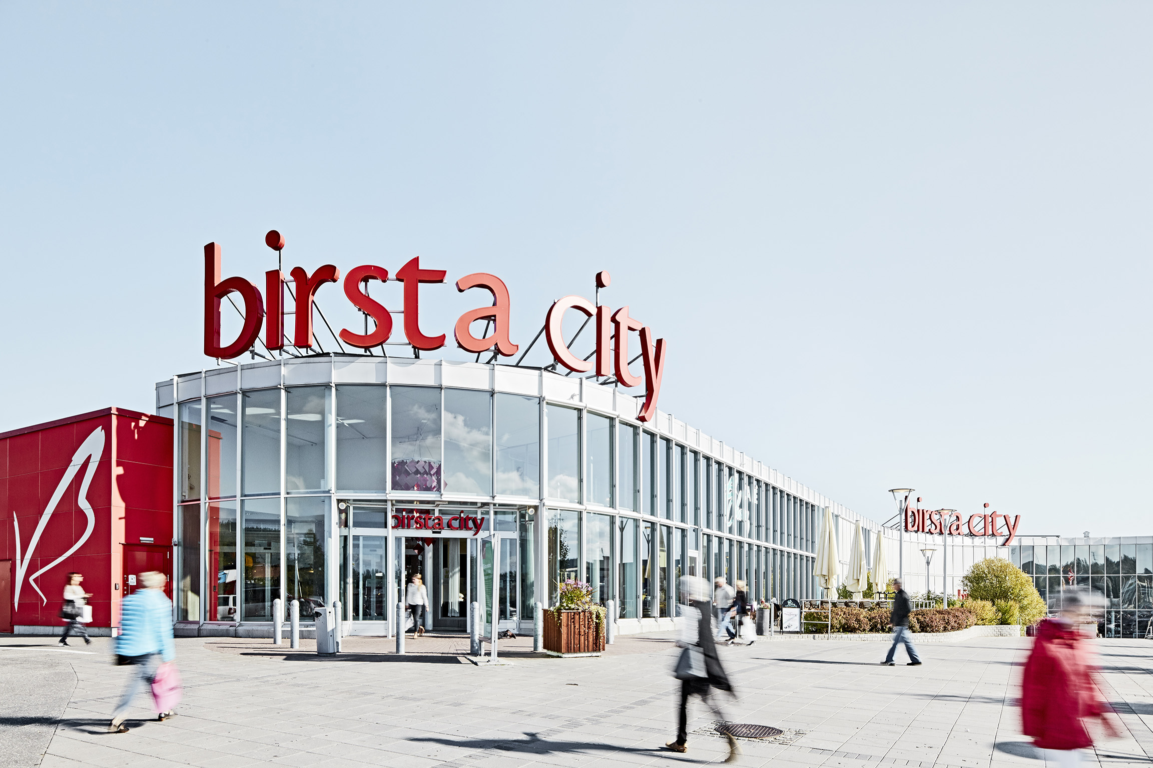 Bild av byggnaden Birsta city med glasfasad. På taket av byggnaden är det stora röda bokstäver som bildar ordet Birsta City. Fotograf: Peter Brinch