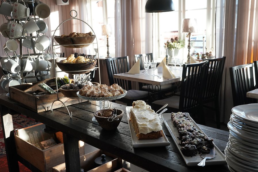 Ett serveringsbord fyllt med fika.
